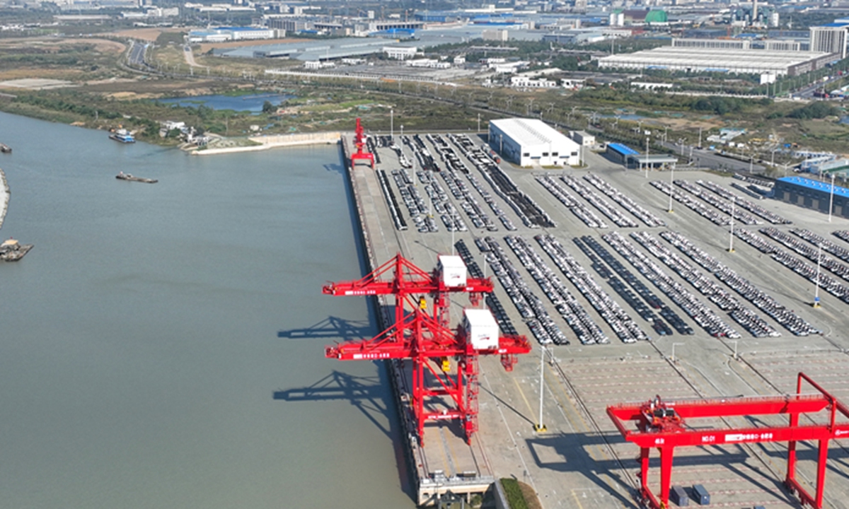 
An aerial photo shows the container terminal at a new logistics park in Hefei, East China's Anhui Province on October 13, 2022. The project has eight 2,000-ton berths with a designed annual throughput of 3.9 million tons, and will further boost logistics development in the province. Photo: CFP