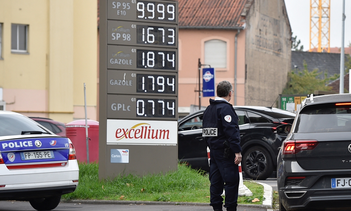 A police officer checks the access to a petrol station in Thionville, northeastern France, on October 13, 2022. Photo: AFP