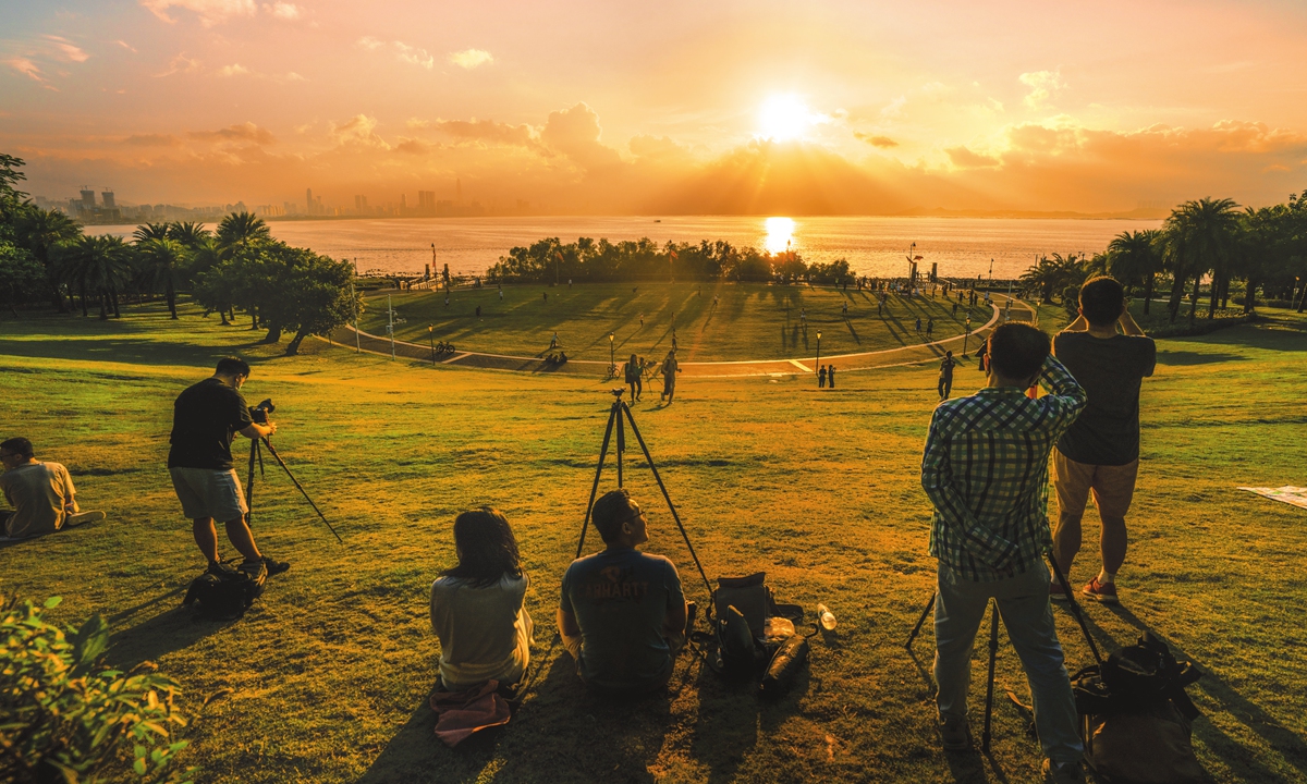Residents in Shenzhen, South China's Guangdong Province, enjoy the sunrise in the Shenzhen Bay Park on October 1, 2022. Photo: VCG