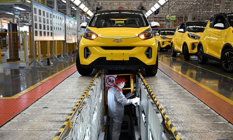 A worker is busy on the production line of new energy vehicles (NEVs) at a factory of Chinese automaker Chery Holding Group Co., Ltd. in Wuhu City, east China's Anhui Province, Oct. 12, 2022. From January to July this year, the city of Wuhu manufactured 156,100 NEVs, up 130.2 percent year on year. The sales of NEVs totaled 137,900 units, an increase of 36.8 percent year on year.(Photo: Xinhua)