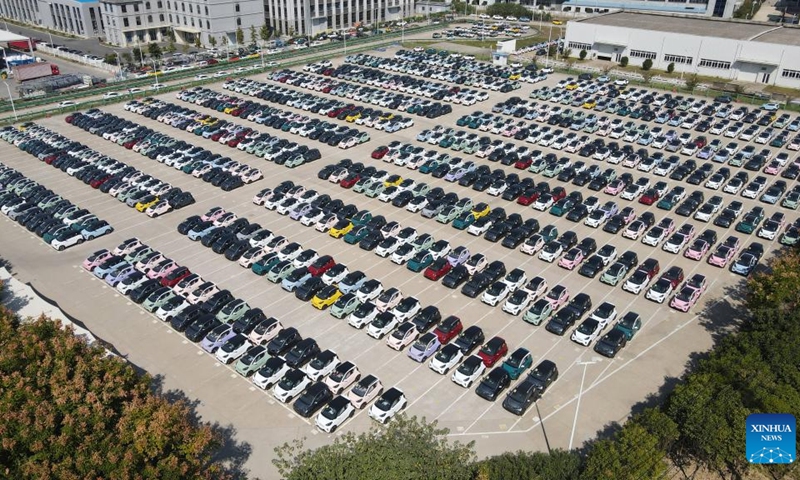 Aerial photo taken on Oct. 12, 2022 shows new energy vehicles (NEVs) at a factory of Chinese automaker Chery Holding Group Co., Ltd. in Wuhu City, east China's Anhui Province. From January to July this year, the city of Wuhu manufactured 156,100 NEVs, up 130.2 percent year on year. The sales of NEVs totaled 137,900 units, an increase of 36.8 percent year on year.(Photo: Xinhua)