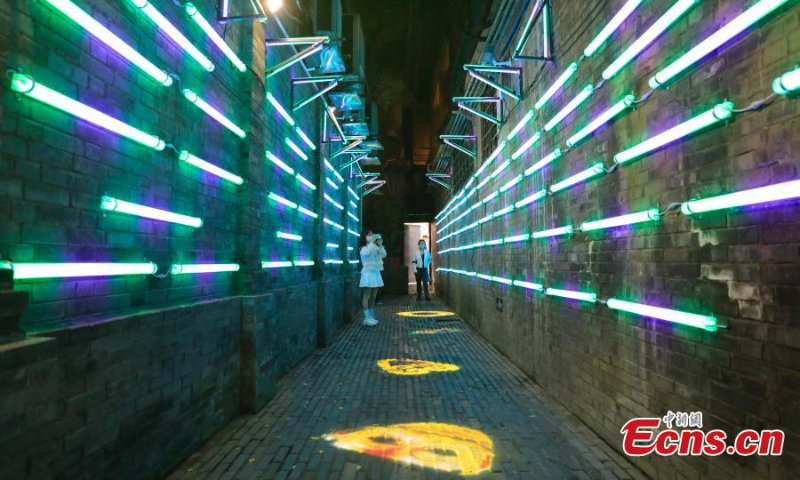 Visitors view colorful lights featuring the ancient Sichuan culture in Chengdu, southwest China's Sichuan Province, Oct. 19, 2022. (Photo: China News Service)