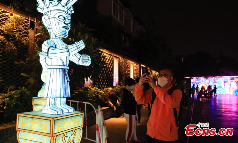 Visitors view colorful lights featuring the ancient Sichuan culture in Chengdu, southwest China's Sichuan Province, Oct. 19, 2022. (Photo: China News Service)