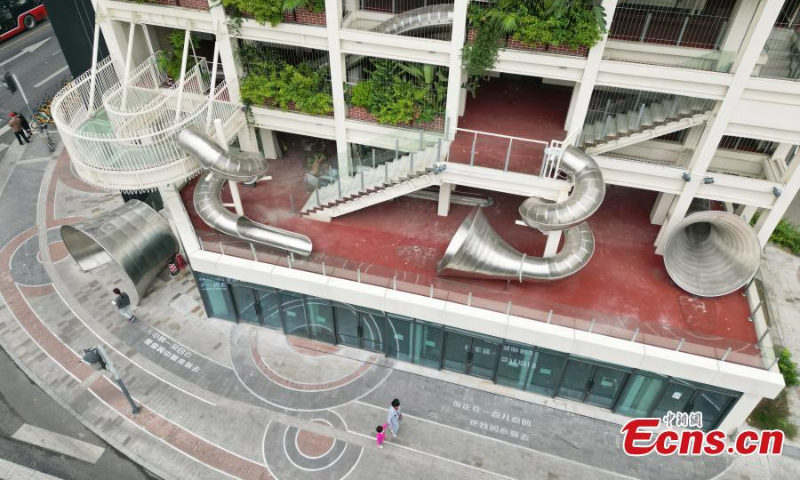 Photo shows a newly renovated office building with a slide in Chongqing, Oct. 19, 2022. (Photo: China News Service/Zhang Lang)