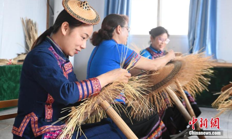 Local residents weave bamboo hats in Huangjiang Maonan autonomous county, south China's Guangxi Zhuang autonomous region, Oct. 15, 2022. (Photo: China News Service/Wang Yizhao)