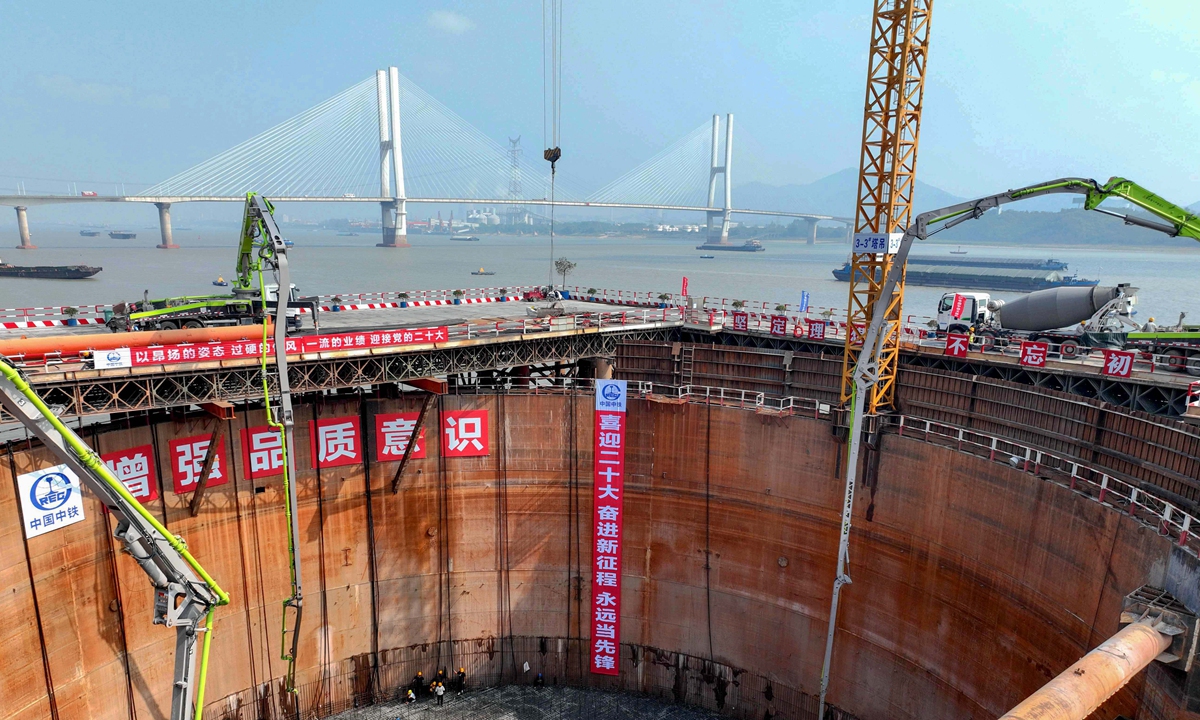 Hundreds of employees work around the clock as a 72-hour cement pumping task begins at one of the piers of a Yangtze River bridge at Tongling, East China's Anhui Province on October 16, 2022. Nationwide infrastructure investment grew by 8.3 percent year-on-year in the January-August period. Photo: cnsphoto