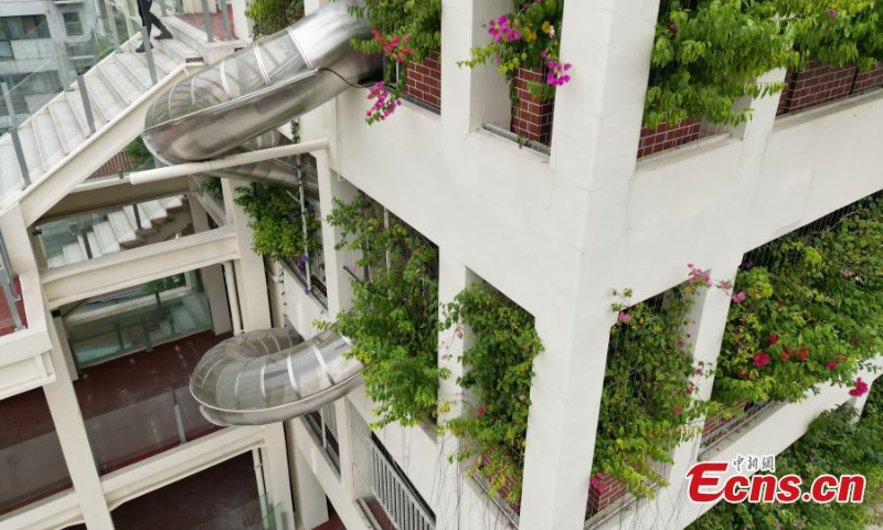 Photo shows a newly renovated office building with a slide in Chongqing, Oct. 19, 2022. (Photo: China News Service/Zhang Lang)