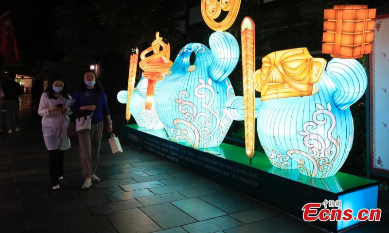 2022年10月19日，游客在中国西南部四川省成都市观看以古代四川文化为特色的彩灯。（照片：中新社）