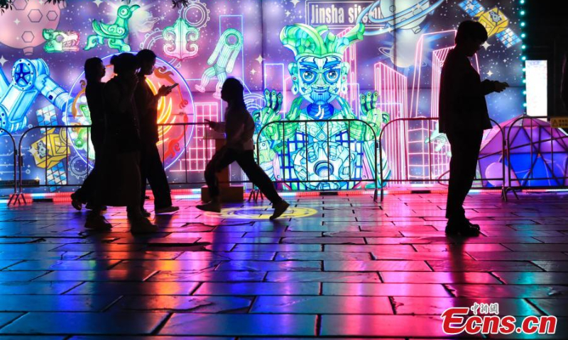 Visitors view colorful lights featuring the ancient Sichuan culture in Chengdu, southwest China's Sichuan Province, Oct. 19, 2022. (Photo: China News Service)