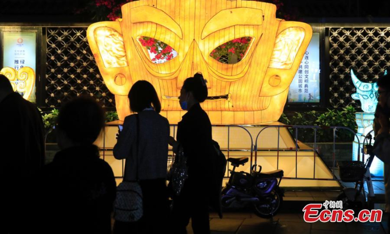2022年10月19日，游客在中国西南部四川省成都市观看以古代四川文化为特色的彩灯。（照片：中新社）