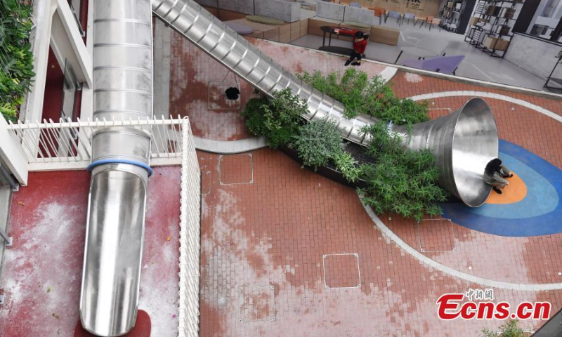 Photo shows a newly renovated office building with a slide in Chongqing, Oct. 19, 2022. (Photo: China News Service/Zhang Lang)
