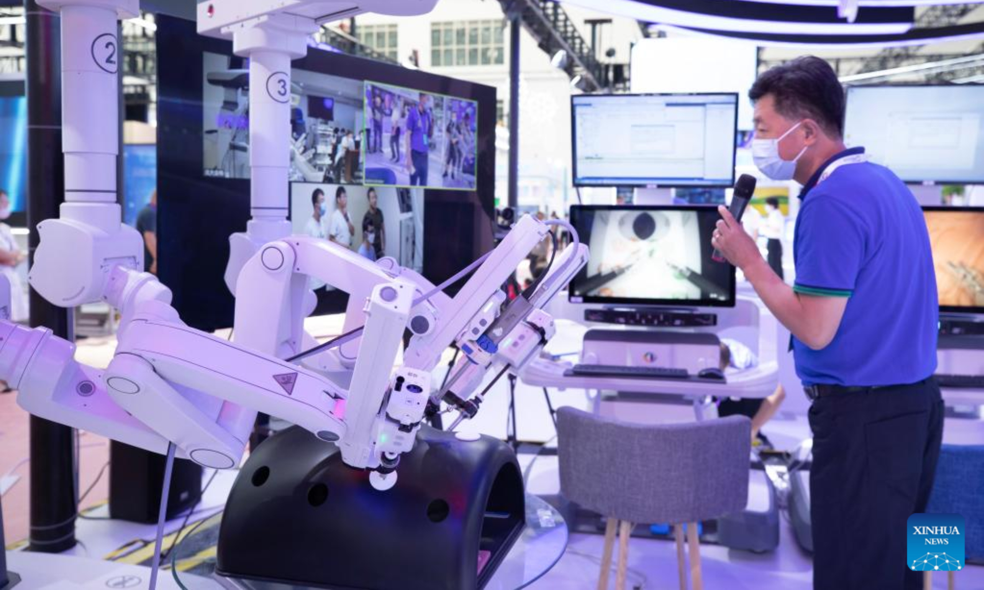 A staff member tests devices at an exhibition booth during a media preview of the 2022 World 5G Convention in Harbin, capital of northeast China's Heilongjiang Province, Aug 9, 2022. Photo:Xinhua