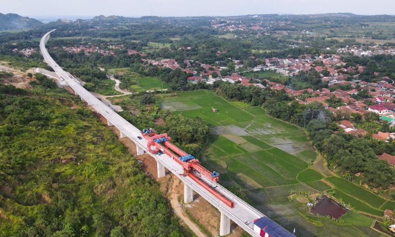Aerial photo taken on Oct. 16, 2022 shows the construction site of the erection of the last box girder on the Jakarta-Bandung High-Speed Railway in Purwakarta, Indonesia.Photo:Xinhua