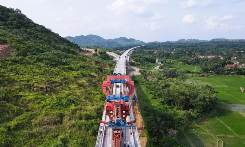 Aerial photo taken on Oct. 16, 2022 shows the construction site of the erection of the last box girder on the Jakarta-Bandung High-Speed Railway in Purwakarta, Indonesia.Photo:Xinhua