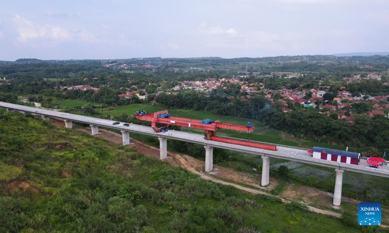 Aerial photo taken on Oct. 16, 2022 shows the construction site of the erection of the last box girder on the Jakarta-Bandung High-Speed Railway in Purwakarta, Indonesia.Photo:Xinhua