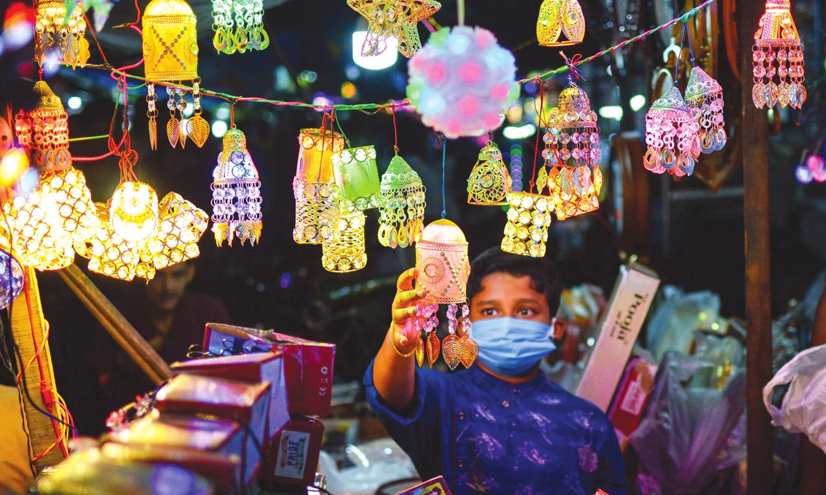 Colored lights are sold in a market ahead of Diwali celebrations in Kolkata, India. Photo: VCG