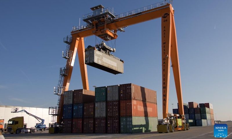A crane remotely controlled with the help of 5G technology, is seen at the East-West Gate (EWG) Intermodal Logistics Terminal near the village of Fenyeslitke, eastern Hungary, on Oct. 18, 2022. Europe's first land-based intermodal logistics terminal using 5G technology opened near the village of Fenyeslitke on Tuesday. The 5G network required for the East-West Gate (EWG) project was built by Vodafone Hungary and the network equipment was supplied by Huawei of China.(Photo: Xinhua)