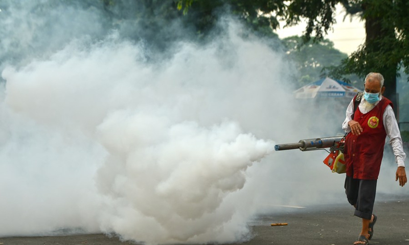 A worker sprays anti-mosquito fog in Dhaka, Bangladesh, on June 15, 2021.(Photo: Xinhua)