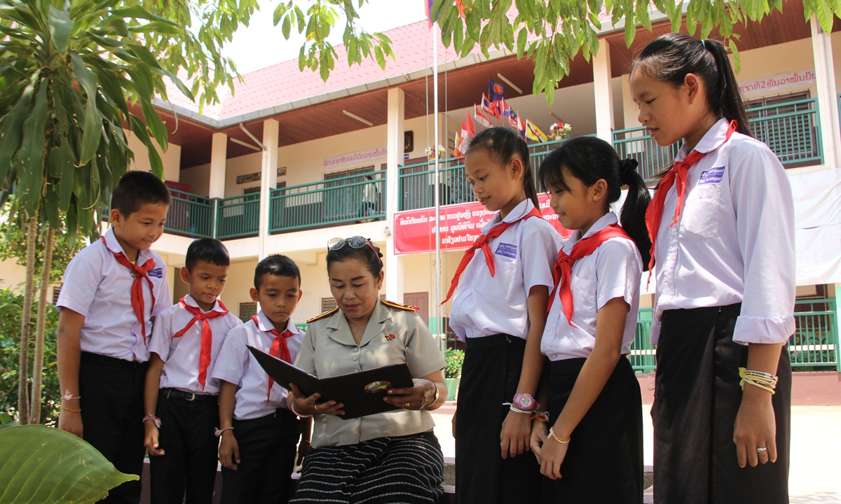 Then principal Bounmy Vilaisan and students of the China-Laos Friendship Nongping Primary School in Laos read a reply letter from Chinese President Xi Jinping in May 2019. Photo: Sun Guangyong/GT