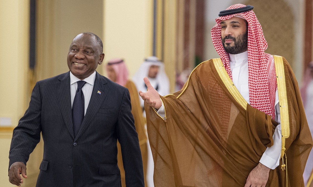 This handout picture released by the Saudi Royal Palace on October 15, 2022, shows Saudi Crown Prince Mohammed bin Salman Al Saud (right) receiving South African President Cyril Ramaphosa, at Al-Salam Palace in the Red Sea port of Jeddah. Photo: VCG