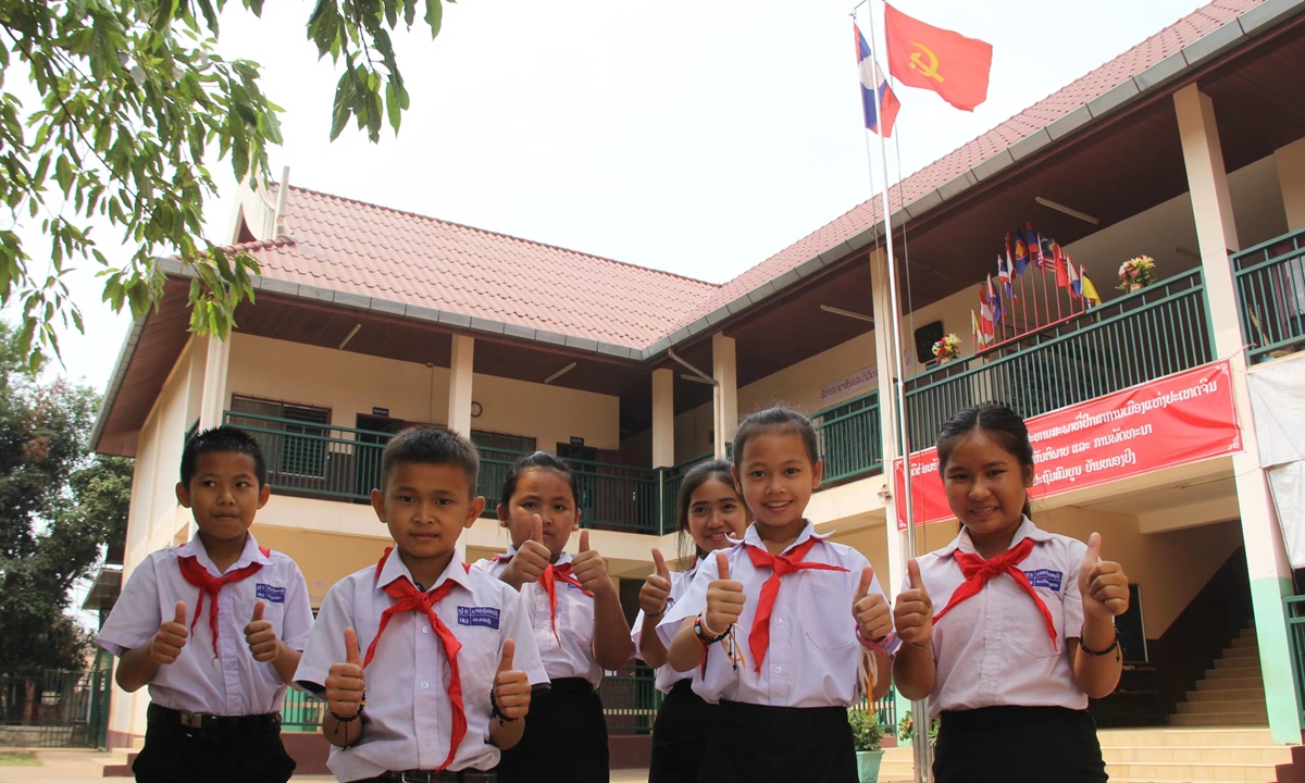 Students at the China-Laos Friendship Nongping Primary School thumb up to express their appreciation to China's assistance to construction of their school. Photo: Sun Guangyong/GT