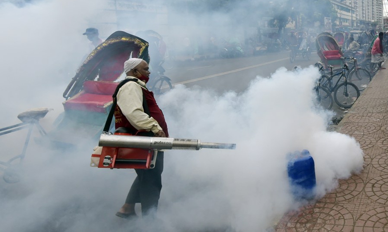 A staff member sprays anti-mosquito fog along a street in Dhaka, Bangladesh, Sept. 11, 2022.(Photo: Xinhua)