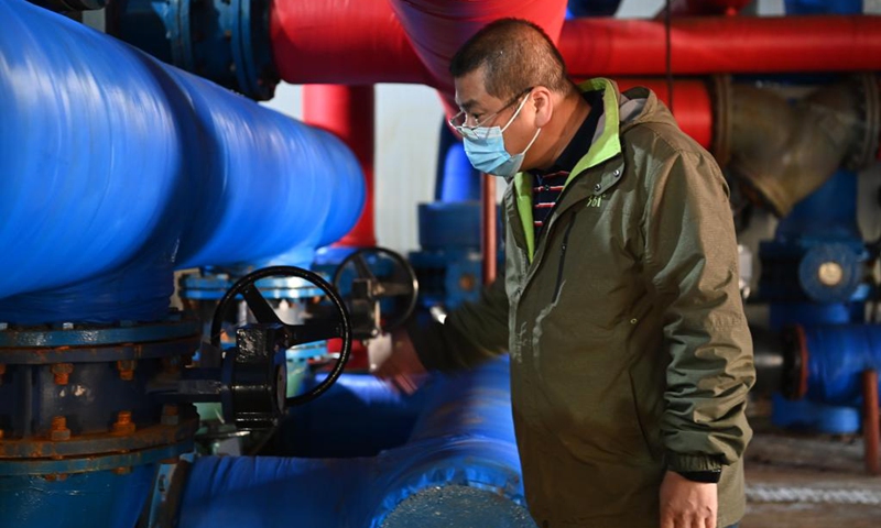 A worker checks data at a heating company in Hulan District of Harbin, northeast China's Heilongjiang Province, Oct. 20, 2022. Heating suppliers in northeast China have started services in response to the recent cold snap.(Photo: Xinhua)