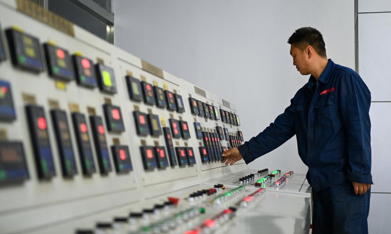 A worker debugs boilers' operation system at a heating company in Changchun, northeast China's Jilin Province, Oct. 19, 2022. Heating suppliers in northeast China have started services in response to the recent cold snap.(Photo: Xinhua)