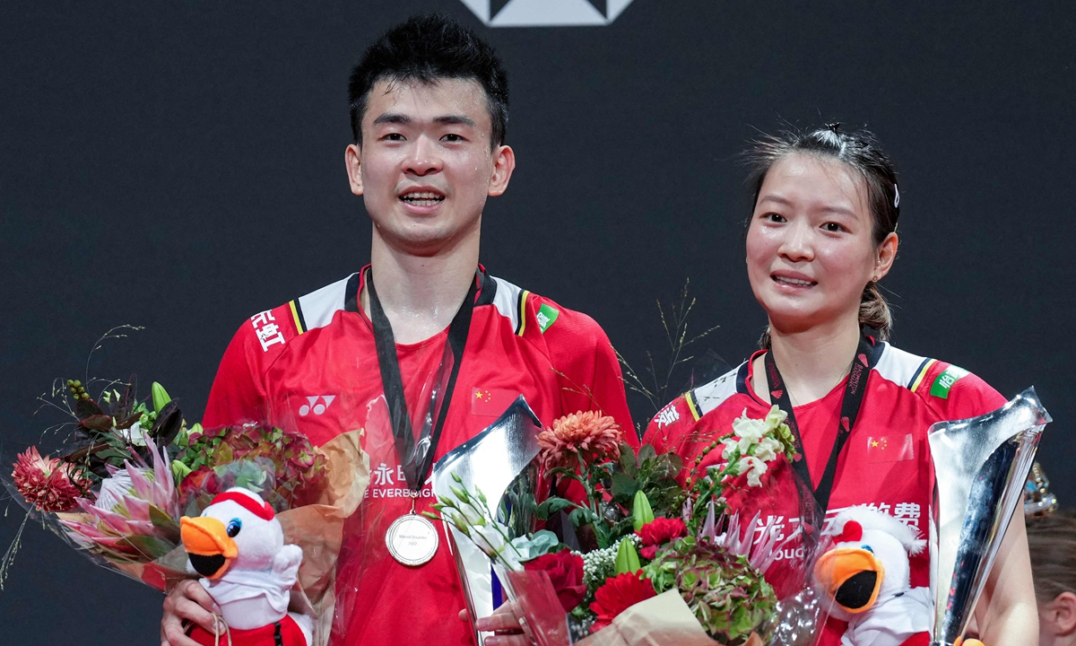 China's Huang Yaqiong (right) and Zheng Siwei celebrate after the mix doubles final badminton match of the Denmark Open tournament in Odense on October 23, 2022. Photo: VCG 