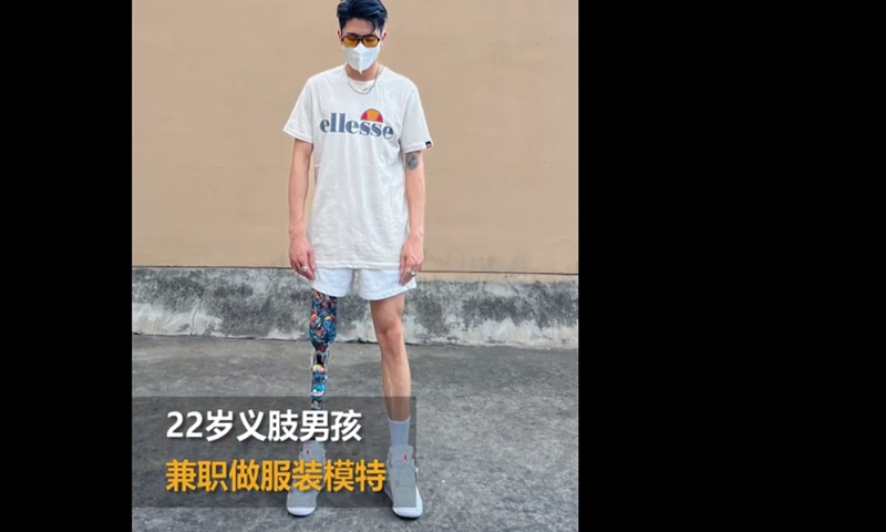 Luo posted pictures of himself as a model online, and netizens were moved by his cool photos and positive attitude toward life.Screenshot of Bailu Video