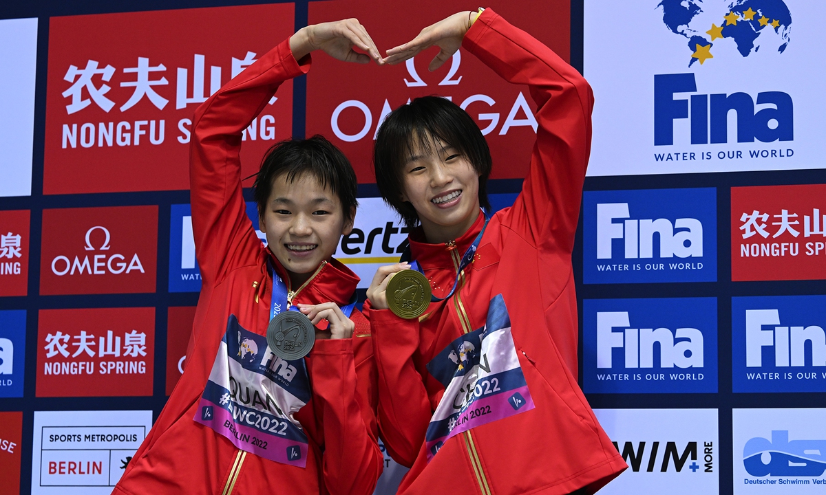 Gold medalist Chen Yuxi (right) and silver medalist Quan Hongchan reacts on the podium after the women's 10-meter platform during Day 2 of the FINA Diving World Cup Berlin in Berlin, Germany on October 22, 2022. Photo: VCG