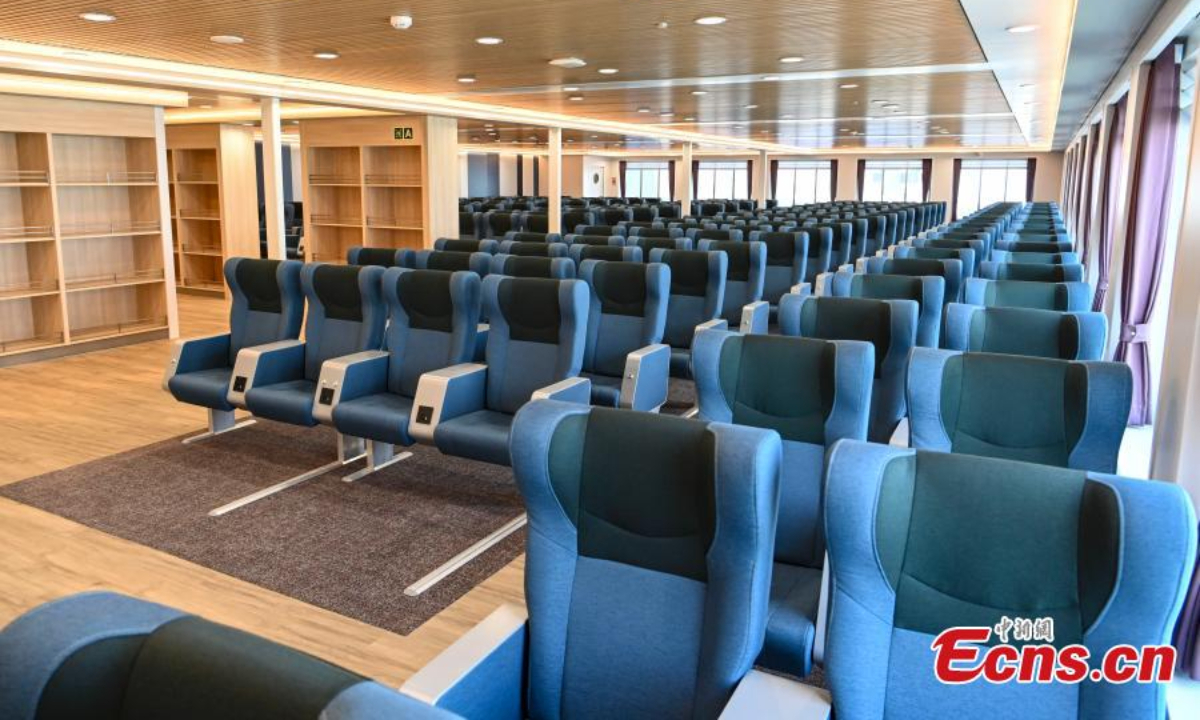 2022年10月27日，中国南方广东省广州市，世界上最大的滚装客船一号内的优雅休息室。照片：中新社