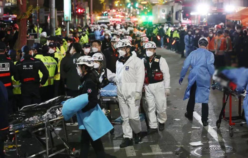Police and rescuers are treating the injured and dealing with the victims at the stampede site in Seoul's Itaewon Halloween crowd crush, South Korea. Photo: People's Daily's Weibo account