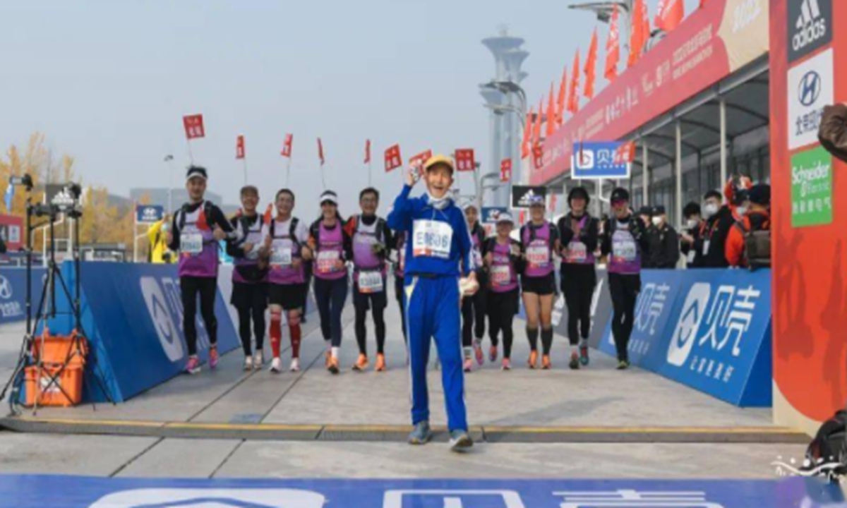 The 2022 Beijing Marathon started out at Tiananmen Square and ran 42.195 kilometers to finish at Beijing Olympic Park. Surprisingly, the last runner was an 86-year-old man. Photo of Zhang Shun passing the finish line. Screenshot of D Video