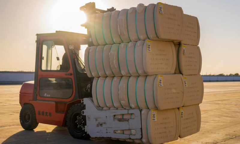 A worker uses a forklift to transfer ginned cotton at a cotton ginning factory in Shawan, northwest China's Xinjiang Uygur Autonomous Region, Oct. 22, 2022. The cotton harvest season started in October in Xinjiang, the largest cotton-growing area in China. Photo: Xinhua