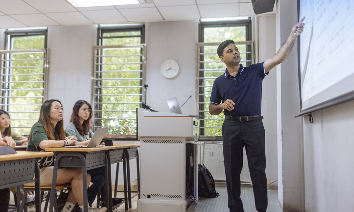Vikash Kumar Singh teaches Hindi at the Beijing Foreign Studies University on September 15, 2022. Photo: Li Hao/GT