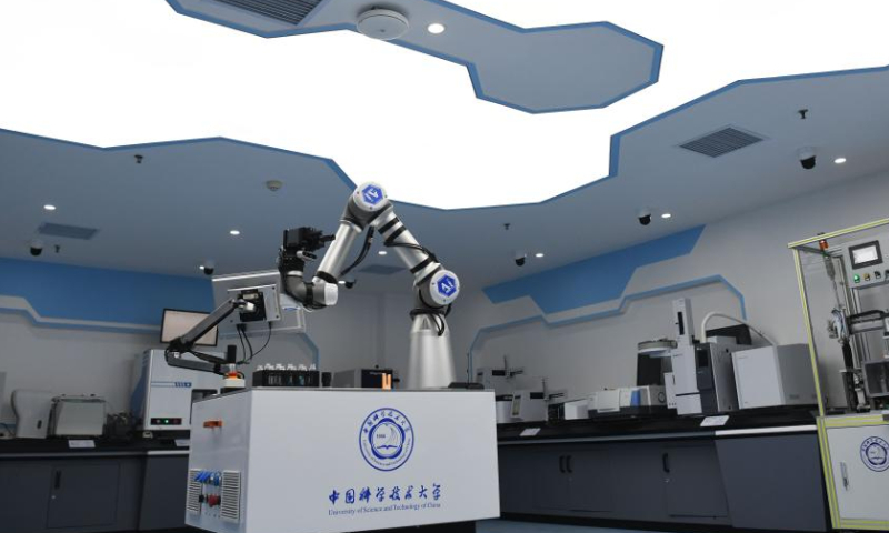 The AI-Chemist system performs a chemical experiment at a laboratory in the University of Science and Technology of China in Hefei, east China's Anhui Province, Oct. 21, 2022. Photo: Xinhua