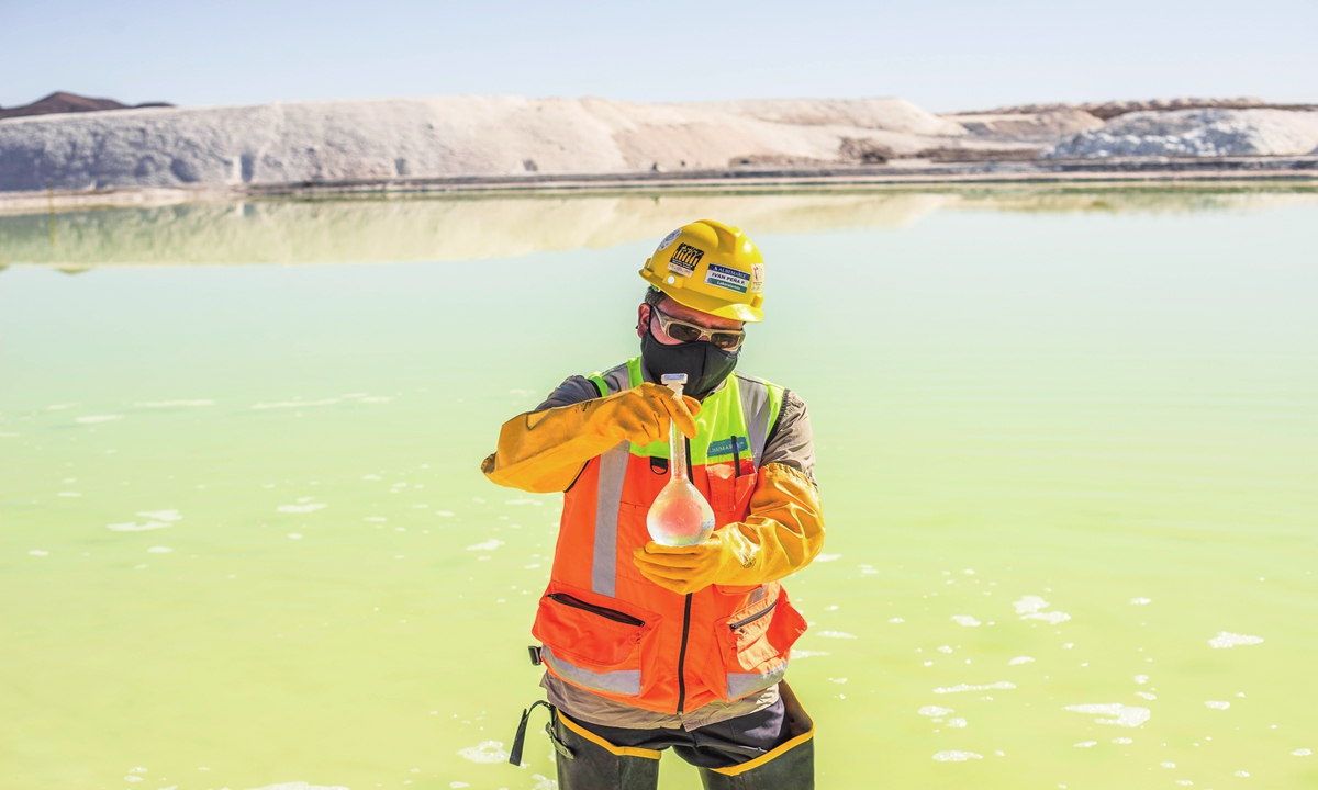 Un minero toma muestras de agua de un estanque de sal en una mina de litio local en Calama, Región de Antofagasta, Chile.  Foto: VCG