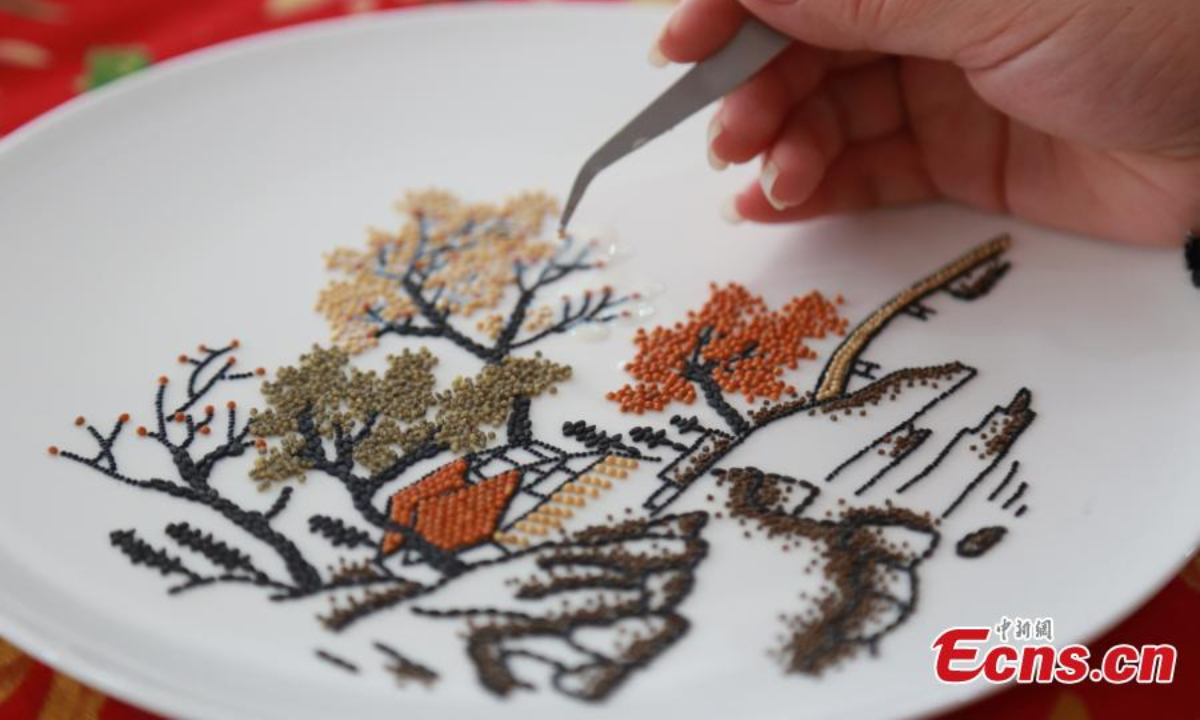 河北省邯郸市馆陶县，村民正在制作谷物艺术品。 图片：中新社