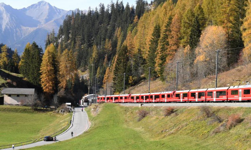 The world's longest narrow gauge passenger train runs on the Rhaetian Railway in Switzerland, Oct. 29, 2022. Photo: Xinhua