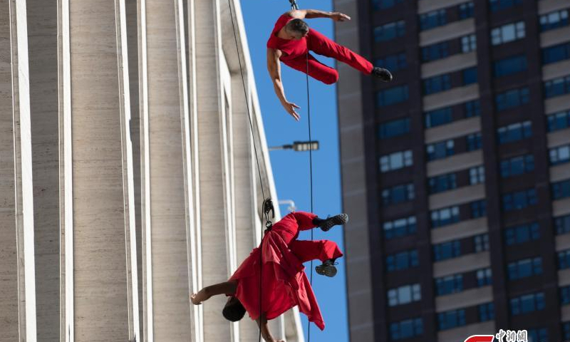 Dancers from Bandaloop perform vertical wall dance on the facade of David Geffen Hall at Lincoln Center during the open house weekend in New York City, New York, the United States, Oct. 29, 2022.  Photo: Xinhua