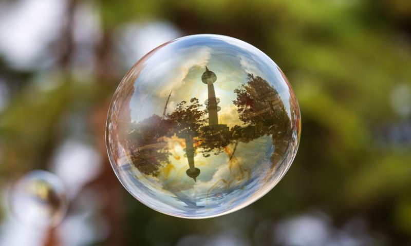 This photo taken on Oct. 23, 2022 shows a soap bubble reflecting the Namsan Seoul Tower at Namsan Park in Seoul, South Korea. Photo: Xinhua