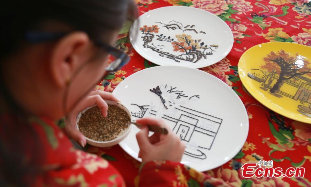 河北省邯郸市馆陶县，村民正在制作谷物艺术品。 图片：中新社