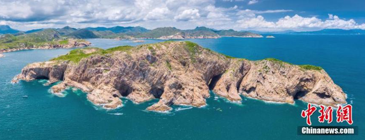 Photo shows the Early Cretaceous rhyolitic columnar rock formation and sea caves visible on Wang Chau in the Hong Kong Special Administrative Region. (Photo provided to China News Service)