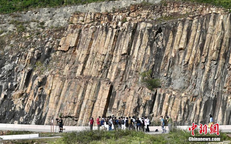 Media personnel visit the Early Cretaceous rhyolitic columnar rock formation in the Hong Kong Special Administrative Region. (Photo: China News Service/Li Zhihua)