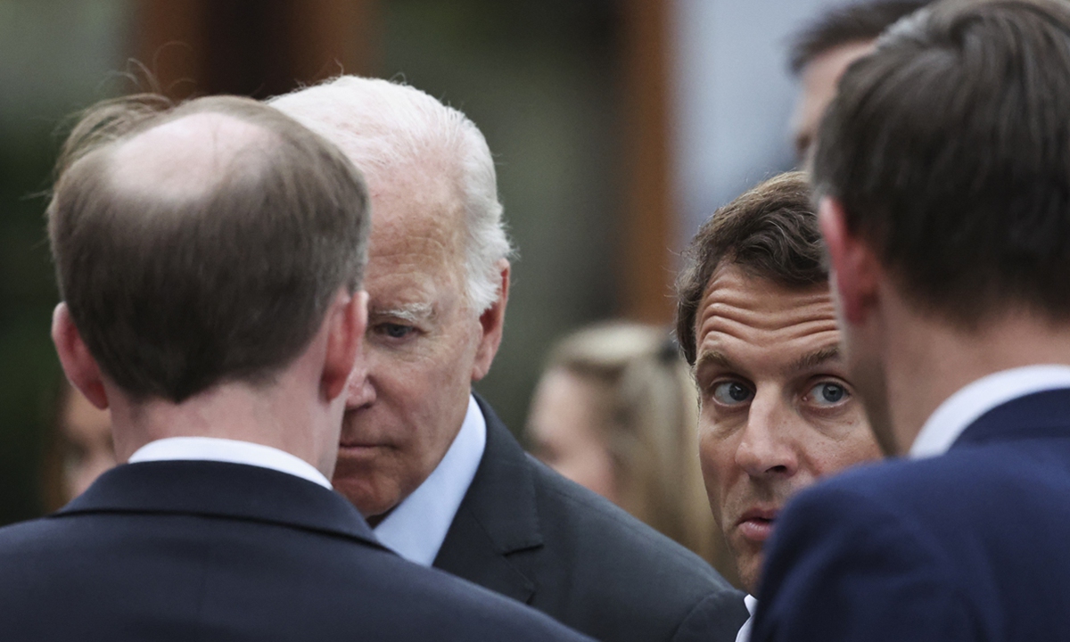 US President Joe Biden (left) and French President Emmanuel Macron attend the G7 Summit on June 27, 2022 at Elmau Castle, southern Germany.Photo: AFP