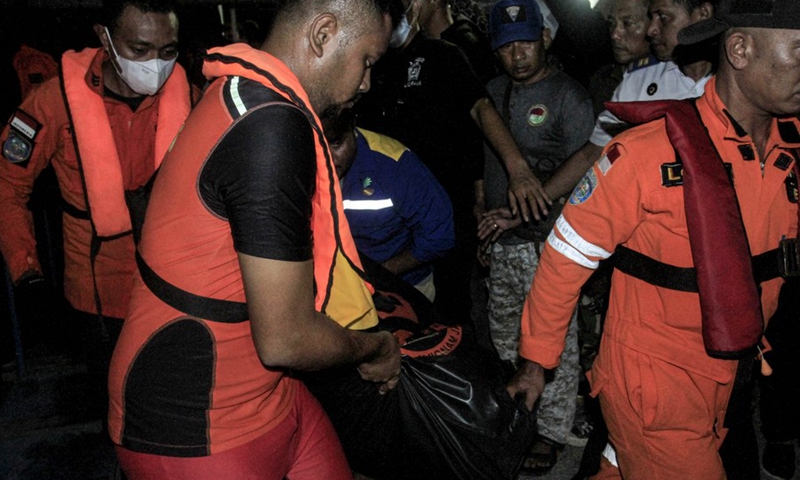 Members of search and rescue teams carry the body of a victim of a ship fire in East Nusa Tenggara province, Indonesia, on Oct. 24, 2022.(Photo: Xinhua)