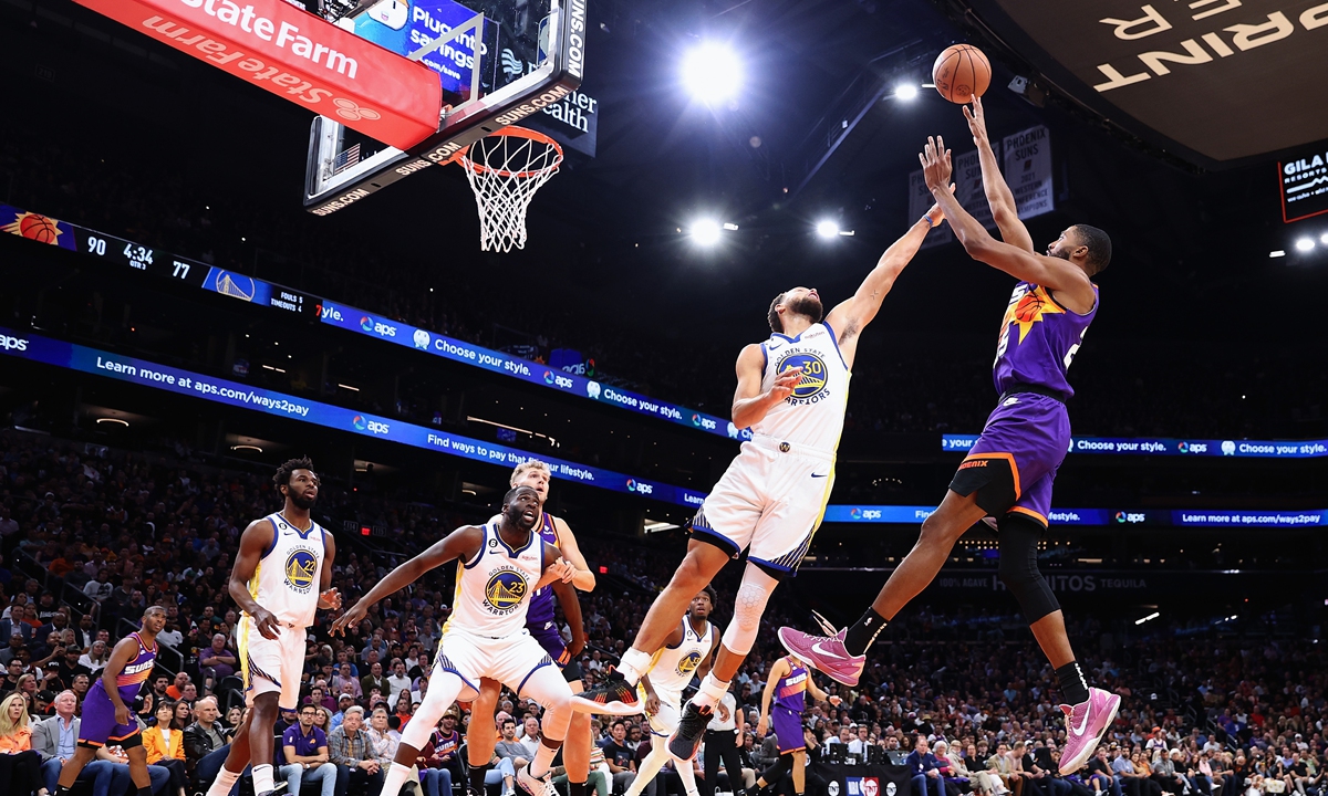 Mikal Bridges (first right) of the Phoenix Suns puts up a shot over Stephen Curry (No.30) of the Golden State Warriors during the second half of the NBA game at Footprint Center in Phoenix, Arizona on October 25, 2022. Photo: VCG