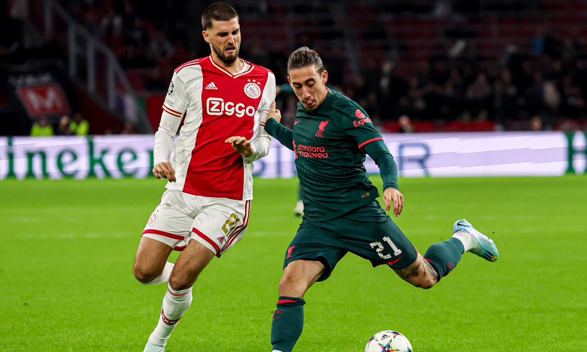 Kostas Tsimikas (right) of Liverpool FC and Florian Grillitsch of Ajax during the Group A of UEFA Champions League match between Ajax and Liverpool FC at the Johan Cruijff Arena in Amsterdam, the Netherlands on October 26, 2022 Photo: VCG
