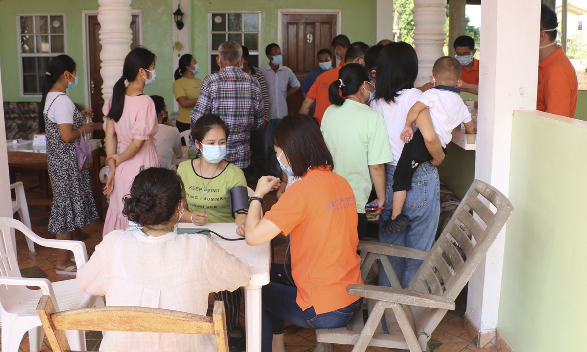 A Chinese medical team gives medical consultation to the local people in the border city of Latham, Guyana on February 6, 2022.Photo:Xinhua 